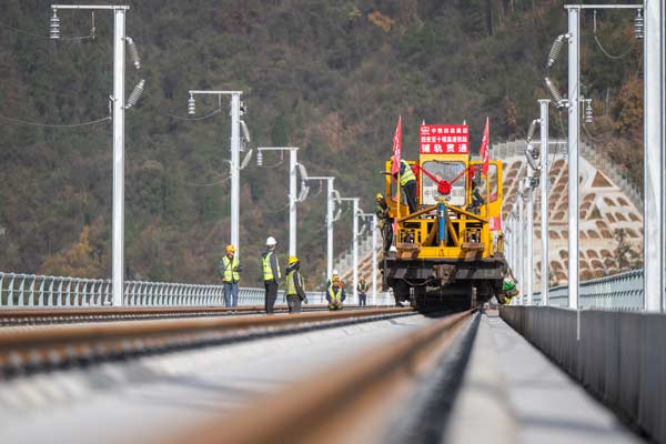 西安至十堰高铁全线铺轨贯通