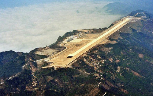 广西在山顶建机场 跑道世界最窄