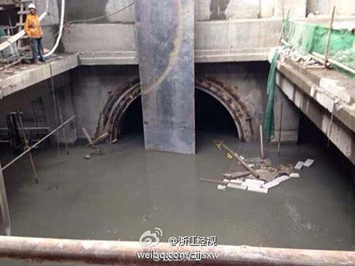 杭州地铁附近路面塌陷 河水倒灌地铁基坑