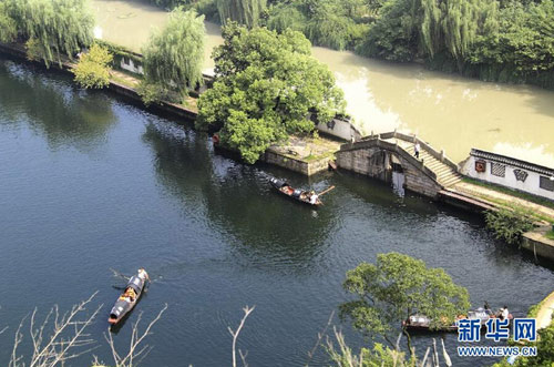 浙江绍兴东湖景区再现“阴阳河”