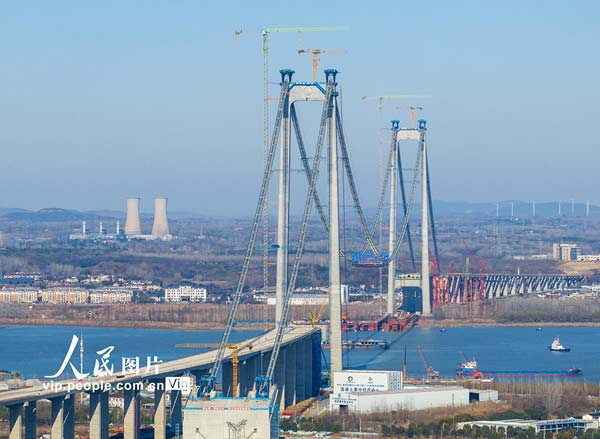 龙潭长江大桥进入钢箱梁吊装施工新阶段