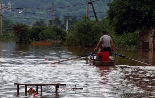 去往乐昌的公路被洪水淹没