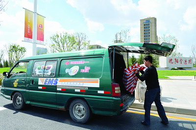 8月31日12时，在全运会运动员村正门口，沈阳邮区中心局的趟车前来接收当天的第一批邮件。 □朱正义摄