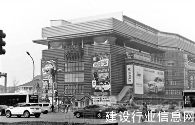 北京一地标建筑楼顶现两层白楼 城管调查被拒