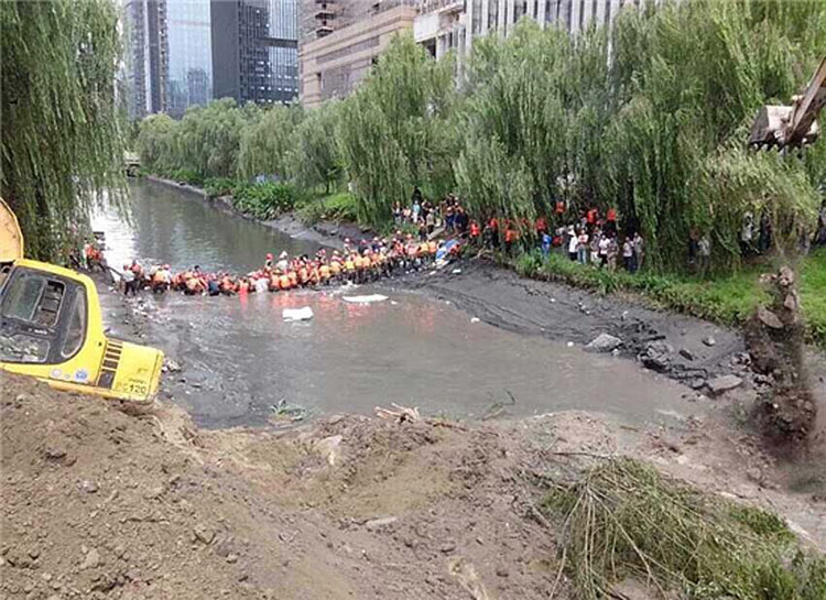 杭州地铁附近路面塌陷 河水倒灌地铁基坑