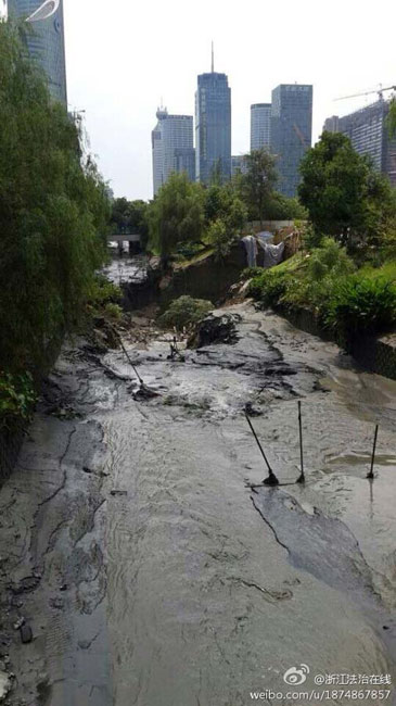 杭州地铁附近路面塌陷 河水倒灌地铁基坑