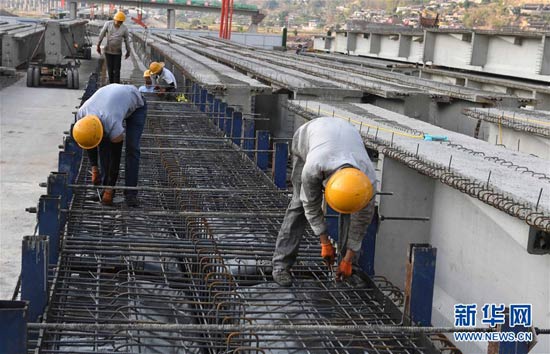 云南墨临公路建设：加紧制梁