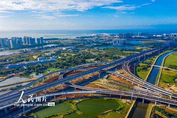 2022年10月4日，鸟瞰G15沈海高速公路海口段海秀互通桥