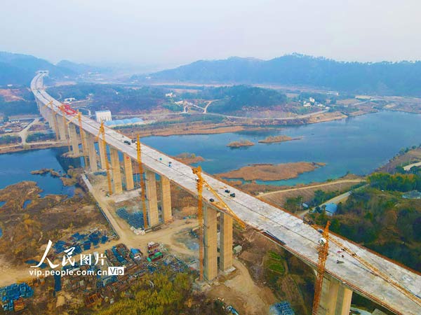 无岳高速40座钢结构桥梁主体全部完工