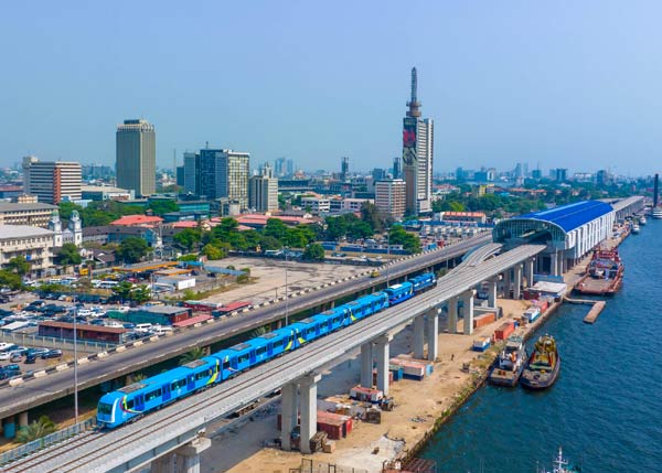 西非首条电气化轻轨正式通车 中