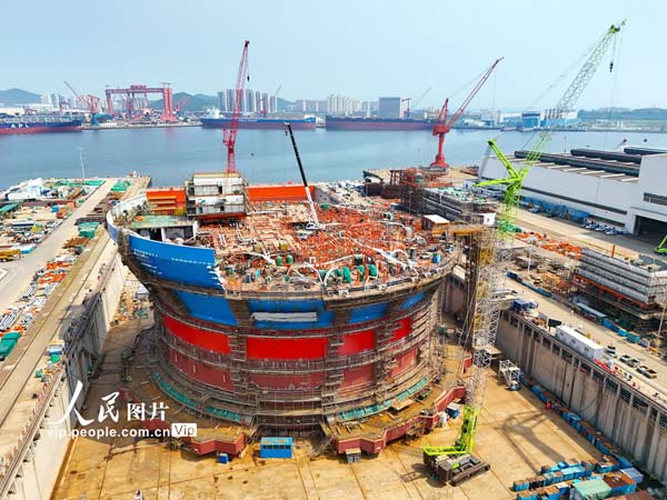 亚洲首艘新型“海上油气加工厂”船体在青岛建