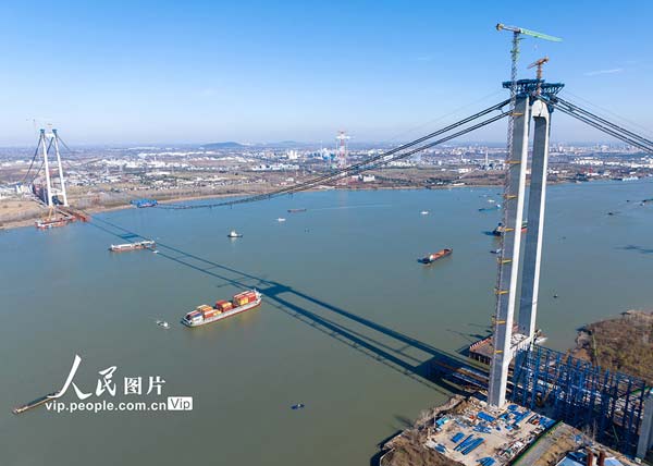 龙潭长江大桥进入钢箱梁吊装施工新阶段