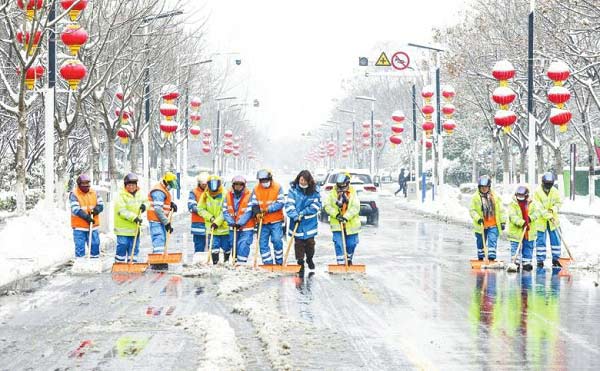 江苏宿迁泗洪：除雪铲冰　安全护行