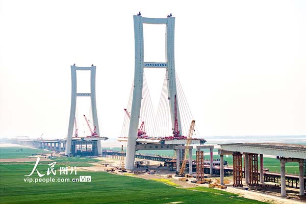 河南原阳：黄河特大桥施工忙