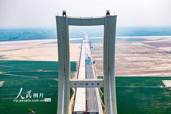 河南原阳：黄河特大桥施工忙