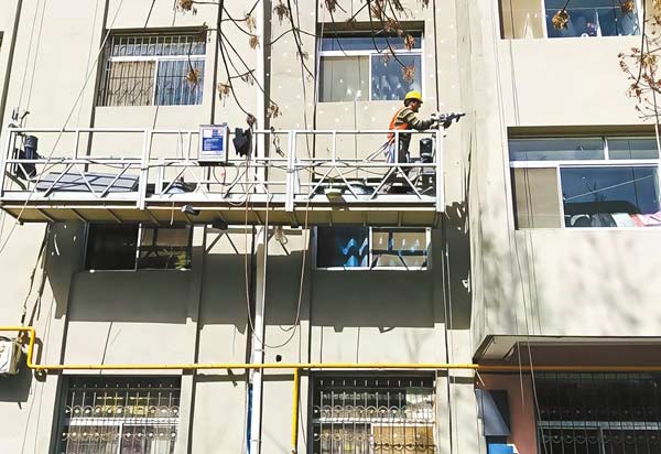 旧楼“穿新衣”外墙保温板粘贴工