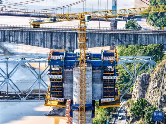 “钢铁巨人”助力西渝高铁桥梁智能化建设