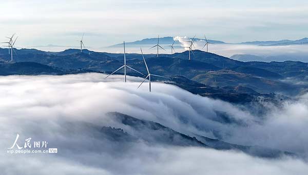 云南弥勒：云海风电美如