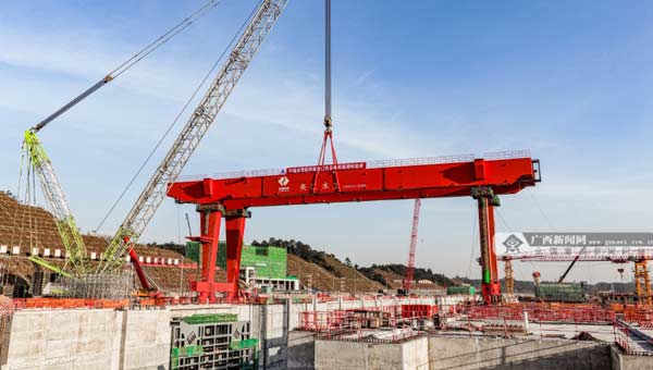 平陆运河青年枢纽船闸首台门机设备完成吊装