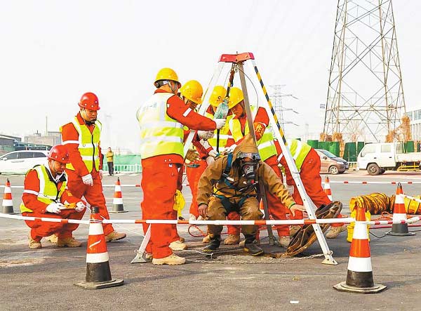 举办应急演练 筑牢安全防线