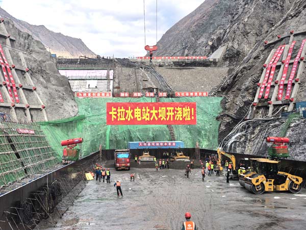 雅砻江卡拉水电站大坝启动混凝土浇筑