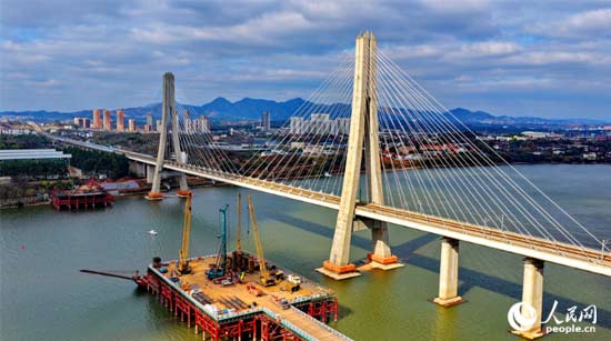 江西赣州：长赣高铁赣江特大桥建设忙