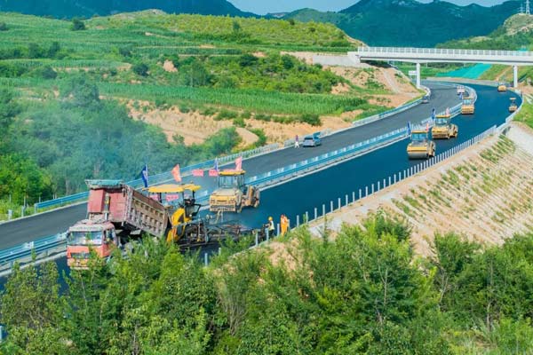 锦旗致谢!辽宁凌绥高速通车背后的装备力量