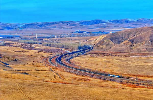 一列煤炭列车行驶在通霍线上