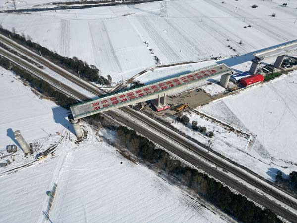 平漯周高铁跨京广铁路转体梁成功转体