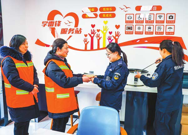 飘香腊八粥 温暖环卫工