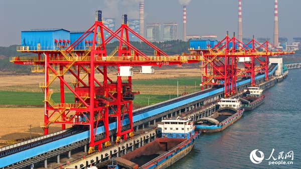 江西丰城:抢运电煤 应对寒潮