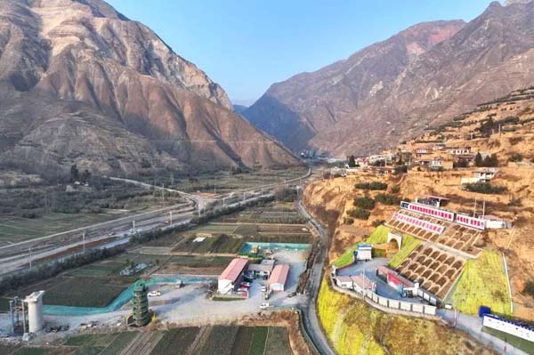 秦岭特长隧贯通！天陇铁路迎关键突破