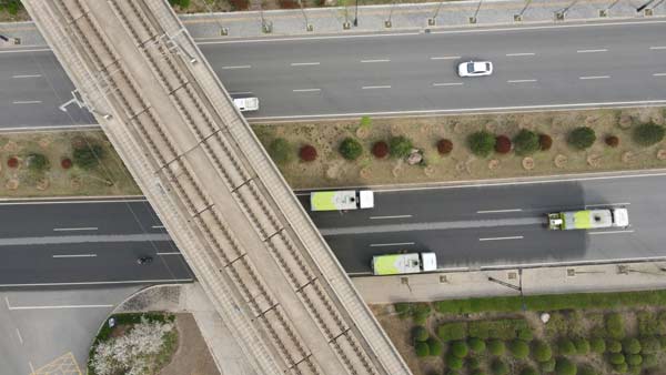 “美丽洛阳”+“新能源”——“东方红”环卫车