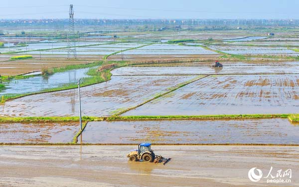 江西南昌:农机轰鸣绘春景 春耕播种正当时