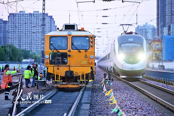 河南郑州：京广铁路整修忙