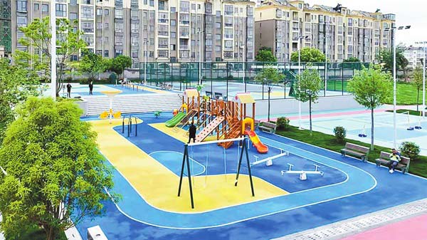 小区新貌 “金角银边”变运动休闲空间