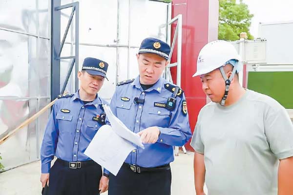 北京城管全链条整治违规渣土运输