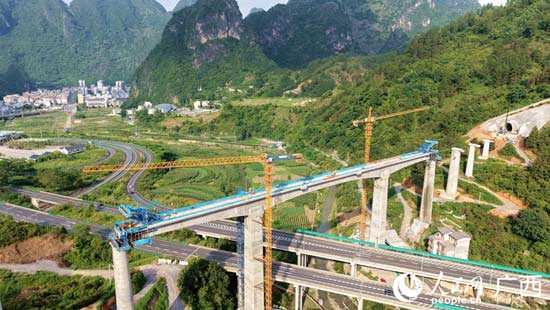 黄百铁路广西段首个连续梁顺利完工