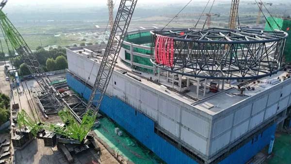 中联重科大吨位履带起重机助力动物主题场馆钢