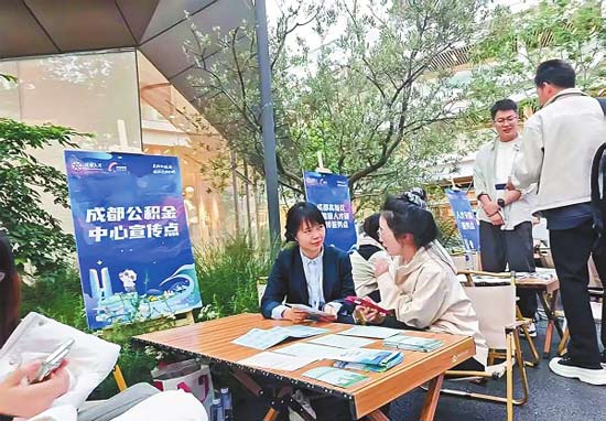进驻招聘会　服务送温情