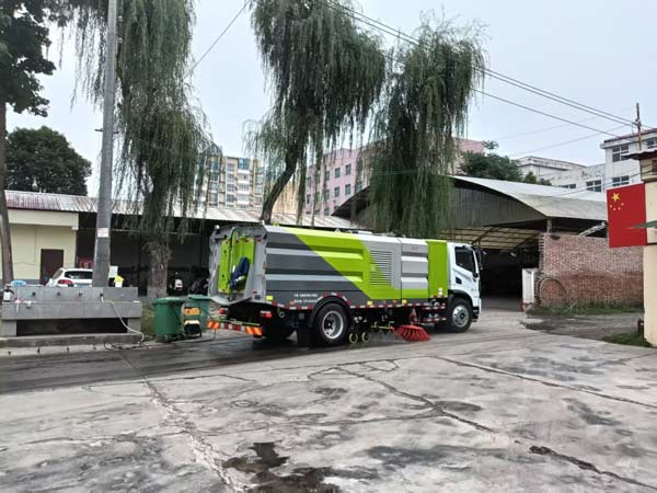 酷暑坚守一线 东方红新能源环卫车擦亮洛阳飞地