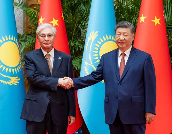 习近平会见哈萨克斯坦总