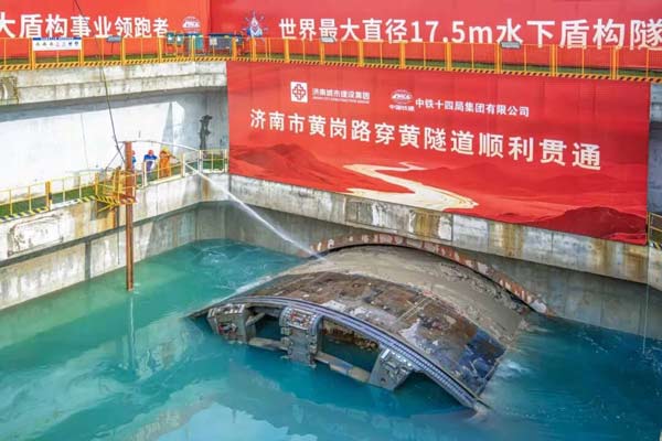 黄河见底见山河 青春逐光赴新程