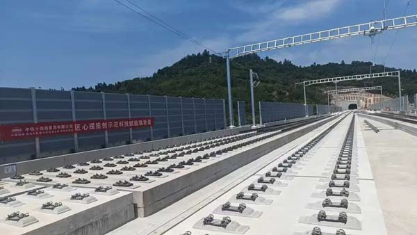 成渝中线铁路重庆段完成首段无砟轨道施工