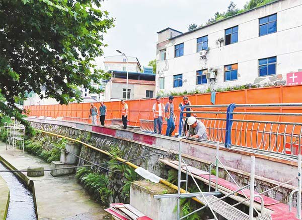 湖北十堰：修缮护栏　消除隐患