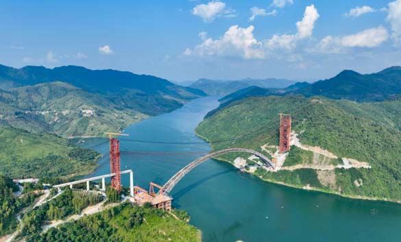 世界最大跨度铁路专用拱桥拱肋合龙