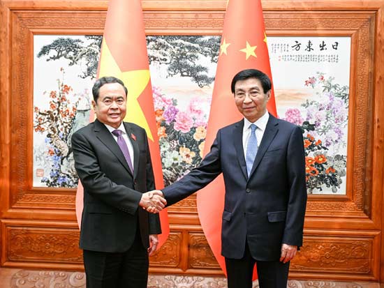 王沪宁会见越南国会主席