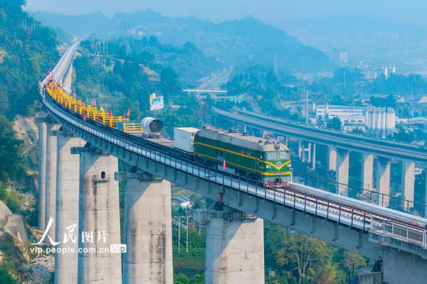 湖北秭归：三峡枢纽茅坪港疏港铁路建设正酣