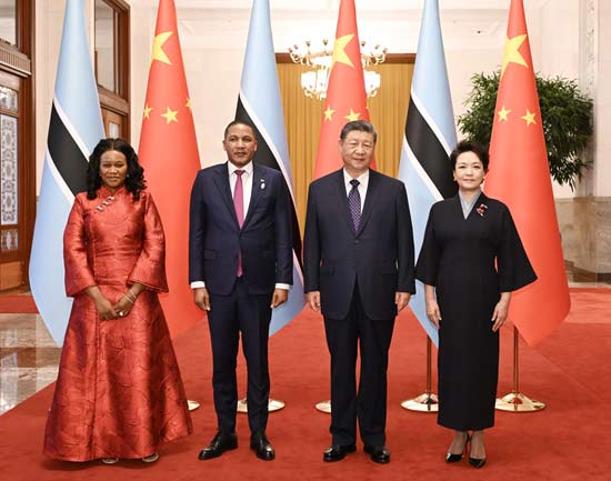 习近平同博茨瓦纳总统博