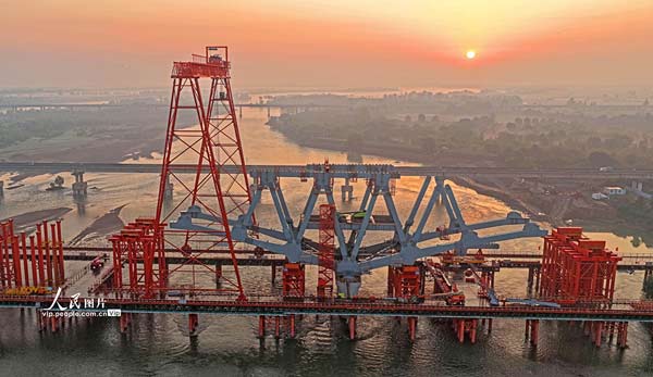 河南：洛阳黄河公铁特大桥建设正酣